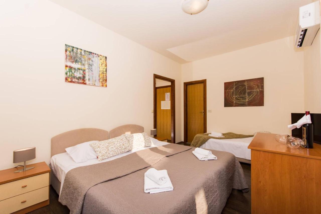 Vila Liza Bed & Breakfast Trogir Bagian luar foto